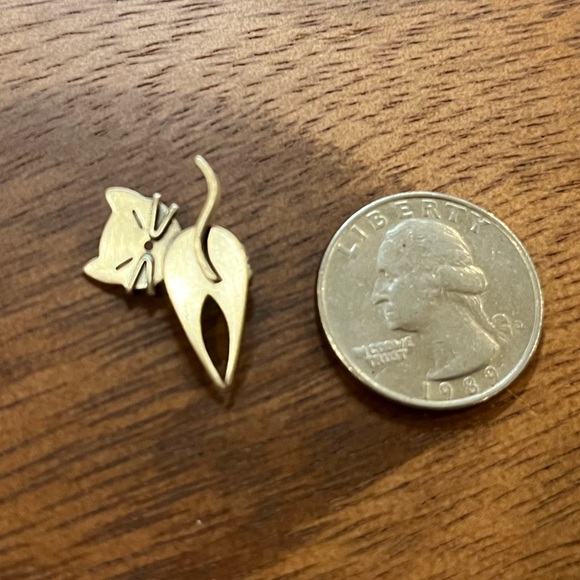 Tiny Artisan Cat Pin • Metal • Vintage - Picture 3 of 3